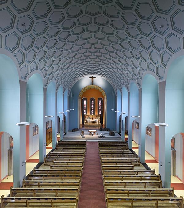 Pfarrkirche Wünnewil Kanton Freiburg. Lichtkonzept: Aebischer & Bovigny, Lausanne. Beleuchtung: Neuco, Romanel.